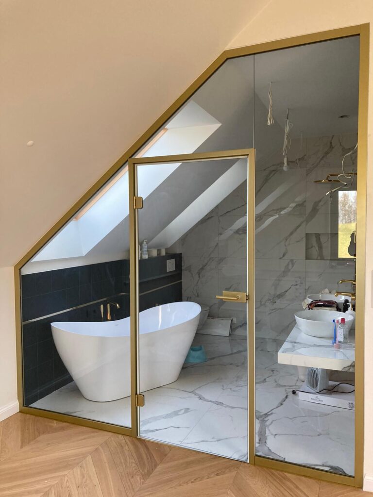 drzwi szklane ze złotymi elementami Kraków