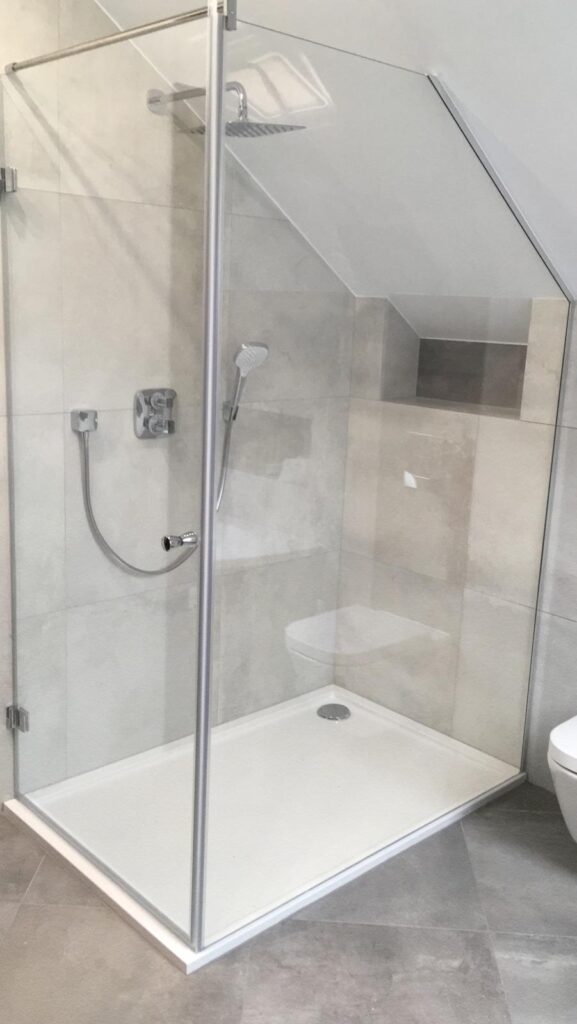 Kabina prysznicowa z Alpha Glass w jasnej łazience - realizacja w Krakowie